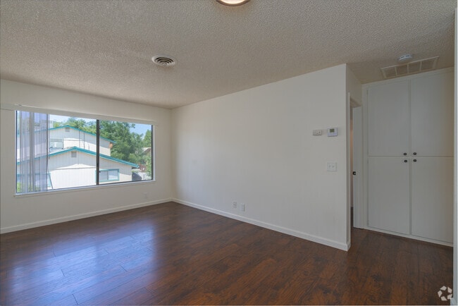 1BR, 1BA - 536SF - Living Room - The Coho