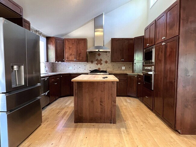Building Photo - Fantastic 4 bed 3 bath home in the Highlan...