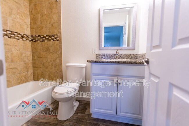 Building Photo - 427 W Pontiac Dr