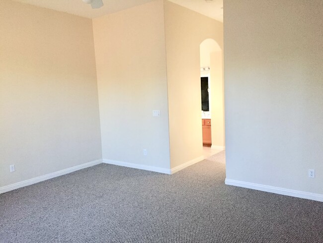 Building Photo - 1817 E Glacier Pl