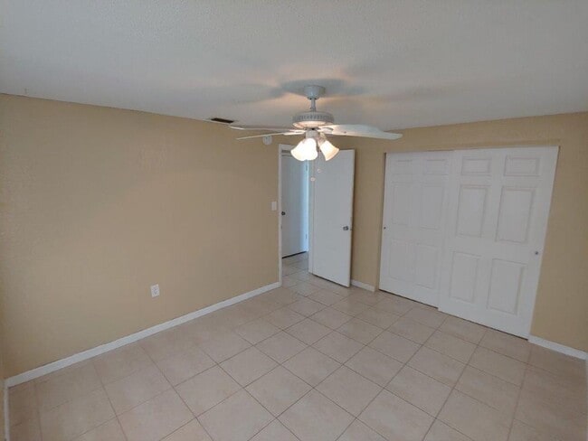 Building Photo - Gorgeous 3/2/1 1200 Sq. Ft. with fenced ya...