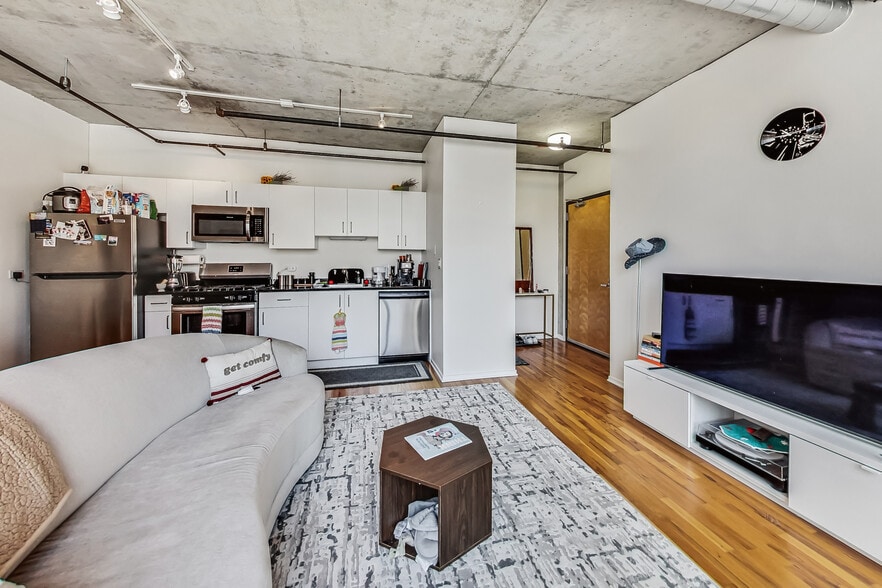 Building Photo - 700 W Van Buren St