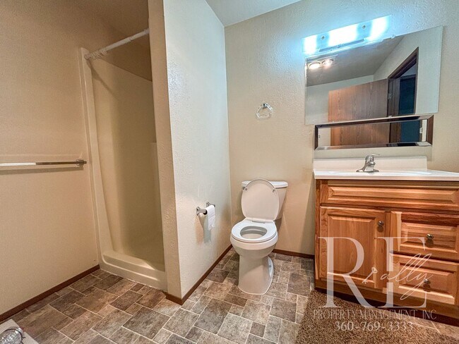 Building Photo - Charming 2-Story Duplex in Silverdale