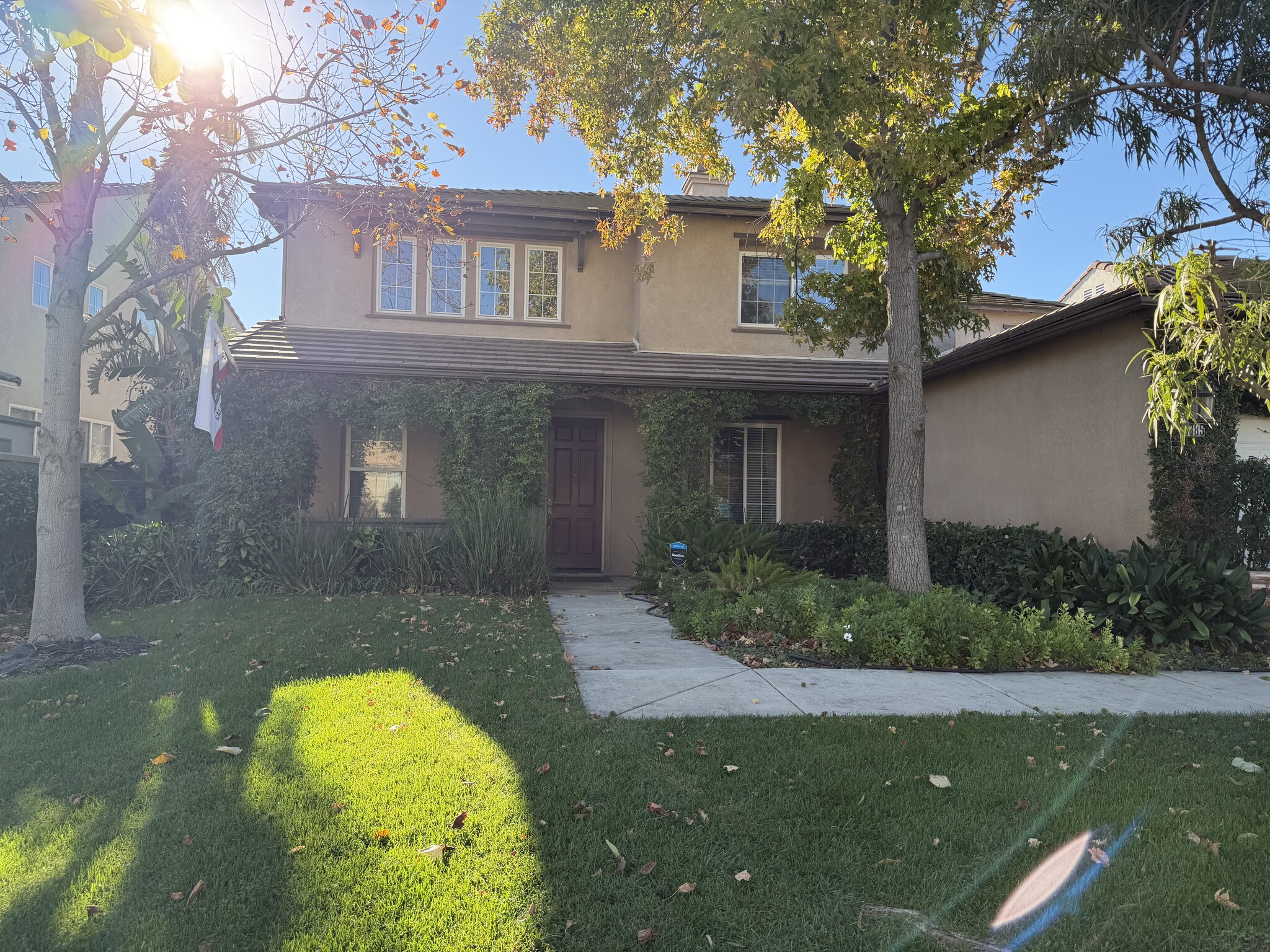 Front yard - 13885 Hawthorn Ave