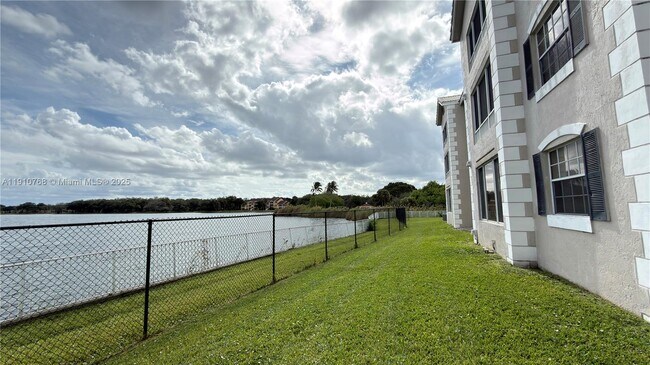 Building Photo - 2803 N Oakland Forest Dr