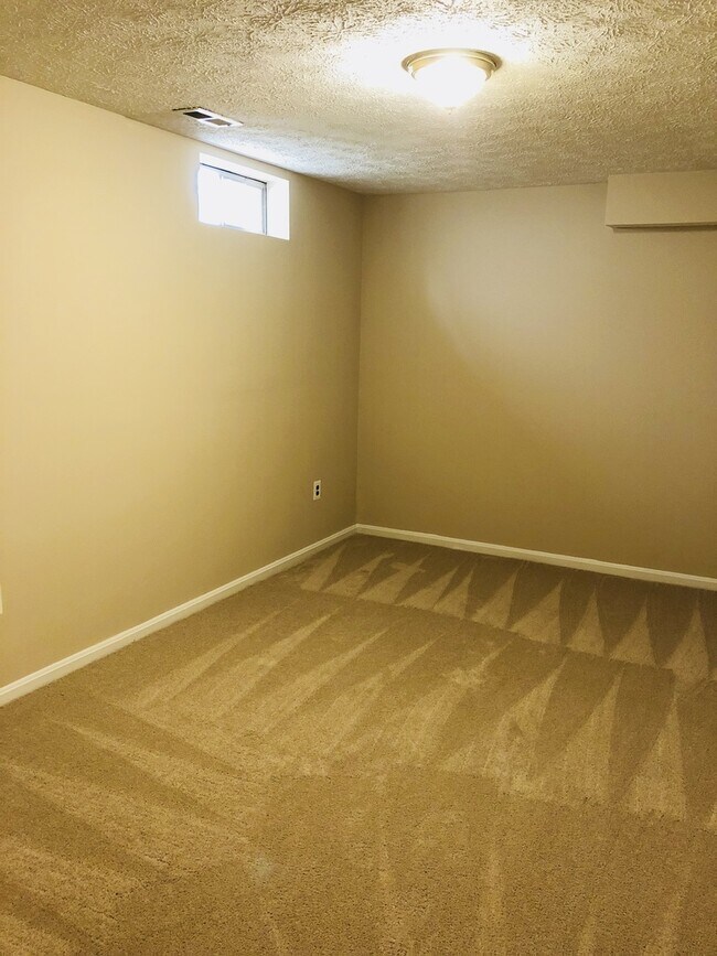 Building Photo - Available NOW!! HOME IN PARK RIDGE