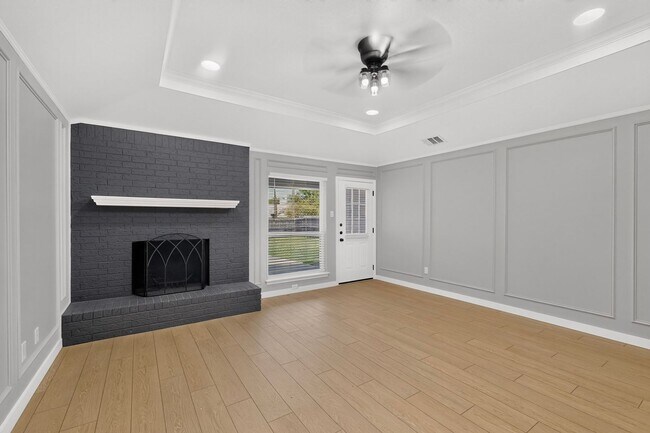 Building Photo - 620 W Stoneybrook Dr