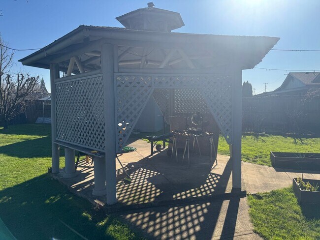 Building Photo - Check out this great 4 bedroom home!