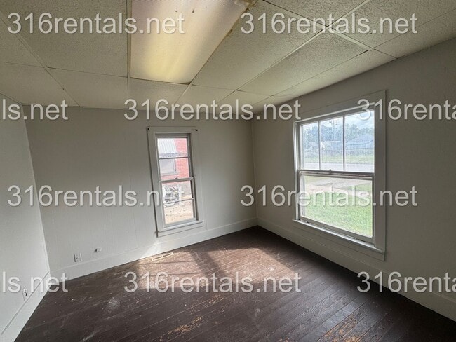 Building Photo - $900- 4 bed 1 bath - Single Family Home