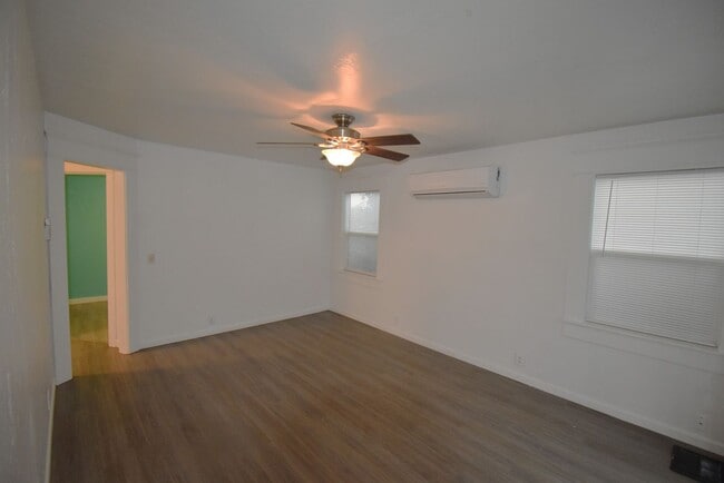 Building Photo - Move in special!  $1,500 off 1st months rent!