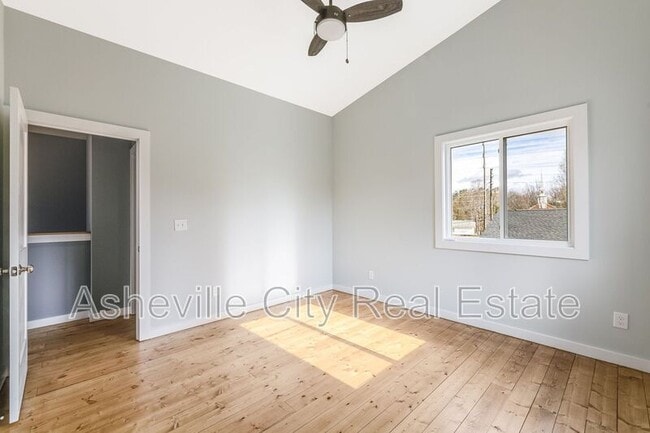 Building Photo - 12 New St