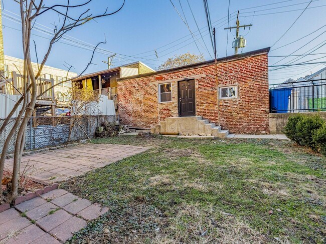 Building Photo - 1621 W Cullerton St