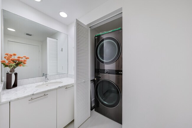 Building Photo - 950 Brickell Bay Dr