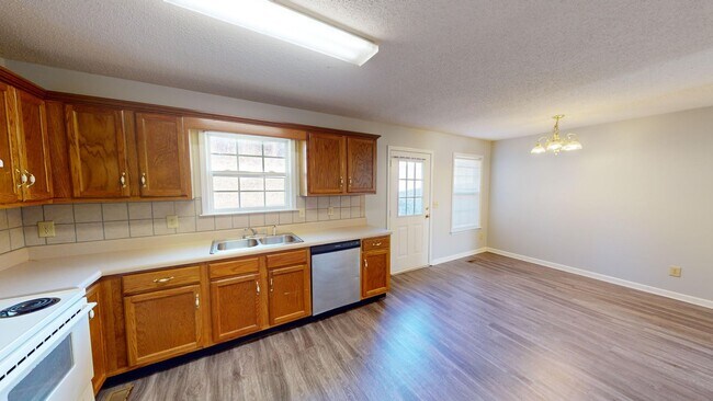 Building Photo - Renovated Three Bedroom Columbia Townhome!!
