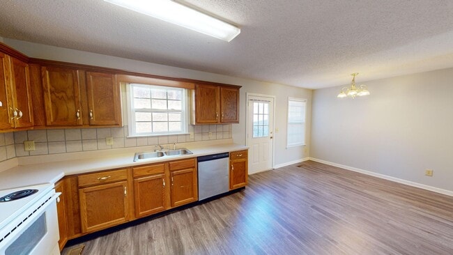 Building Photo - Spacious Three Bedroom Townhome in Columbi...