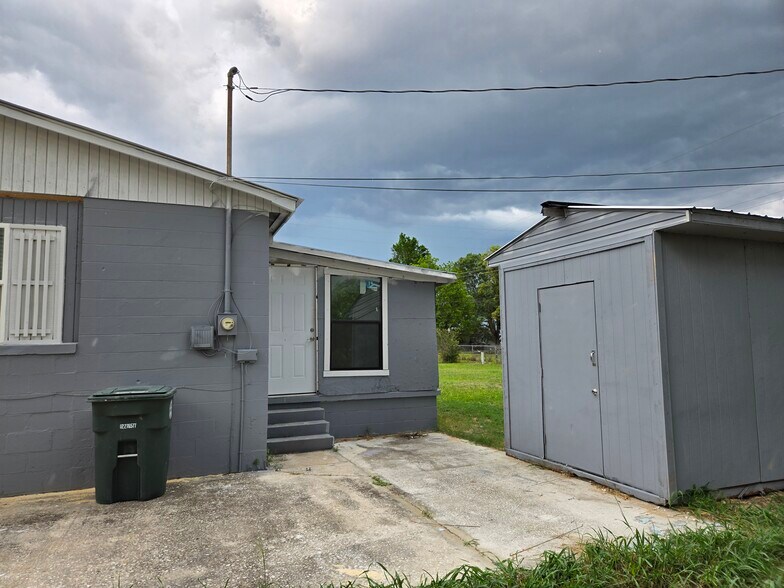 Building Photo - 506 E Maple St