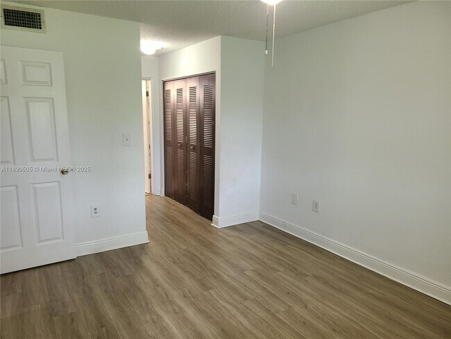 Building Photo - 9851 Nob Hill Ct