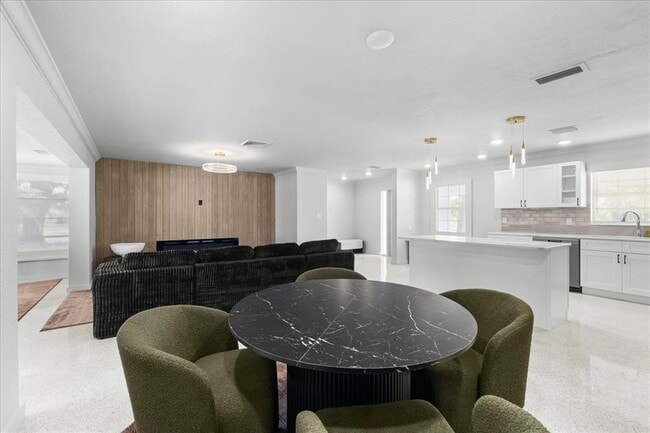 Building Photo - 10001 S Yacht Club Dr