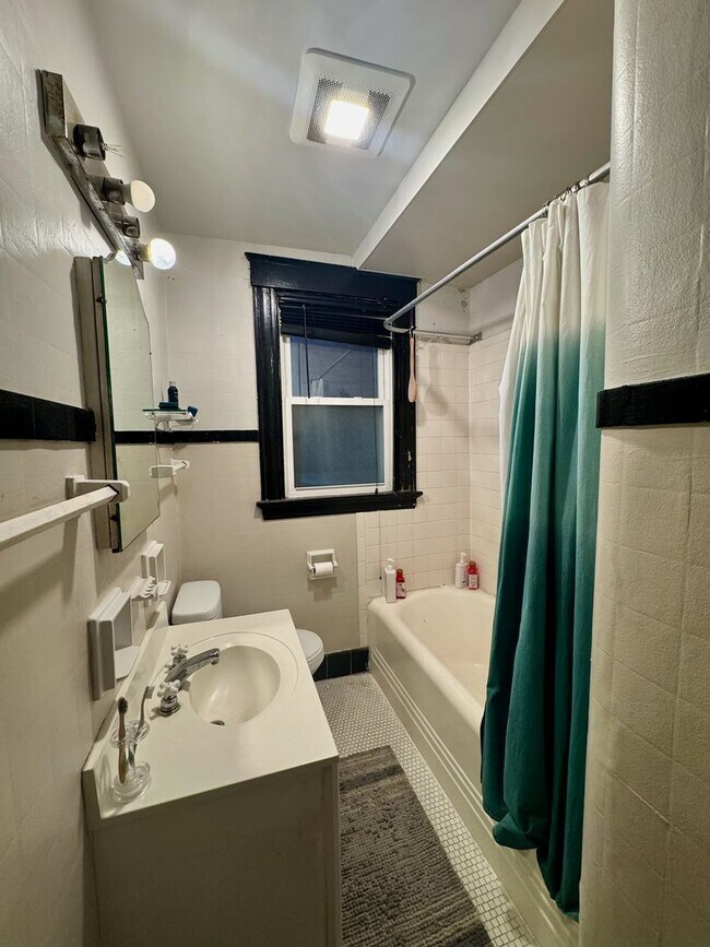 Building Photo - 2430 Fairview Ave