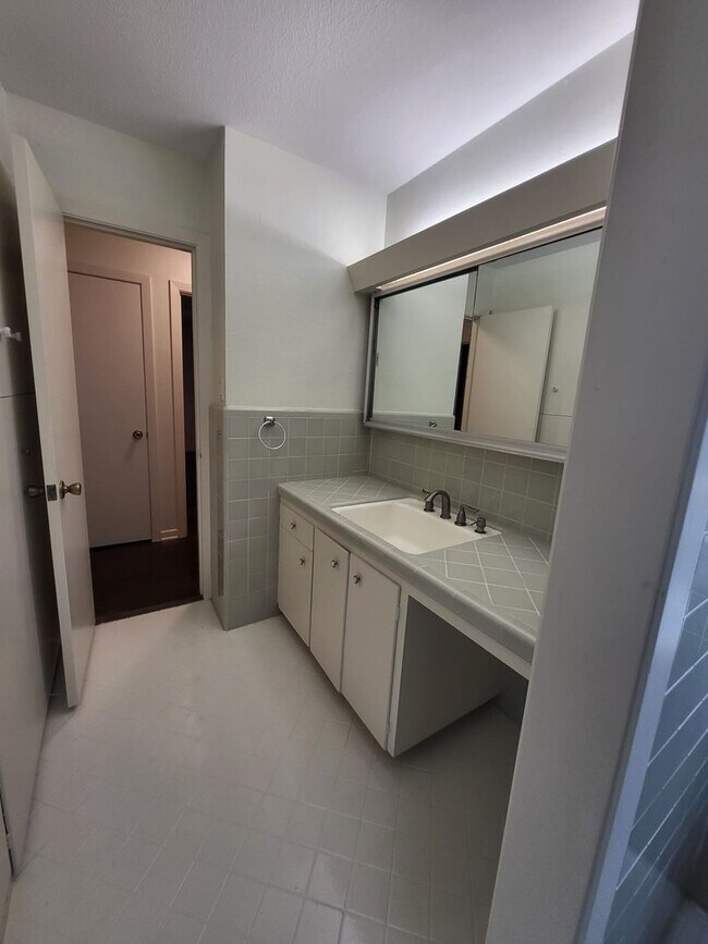 Building Photo - 5 Month lease available. Mid-century home ready for move-in