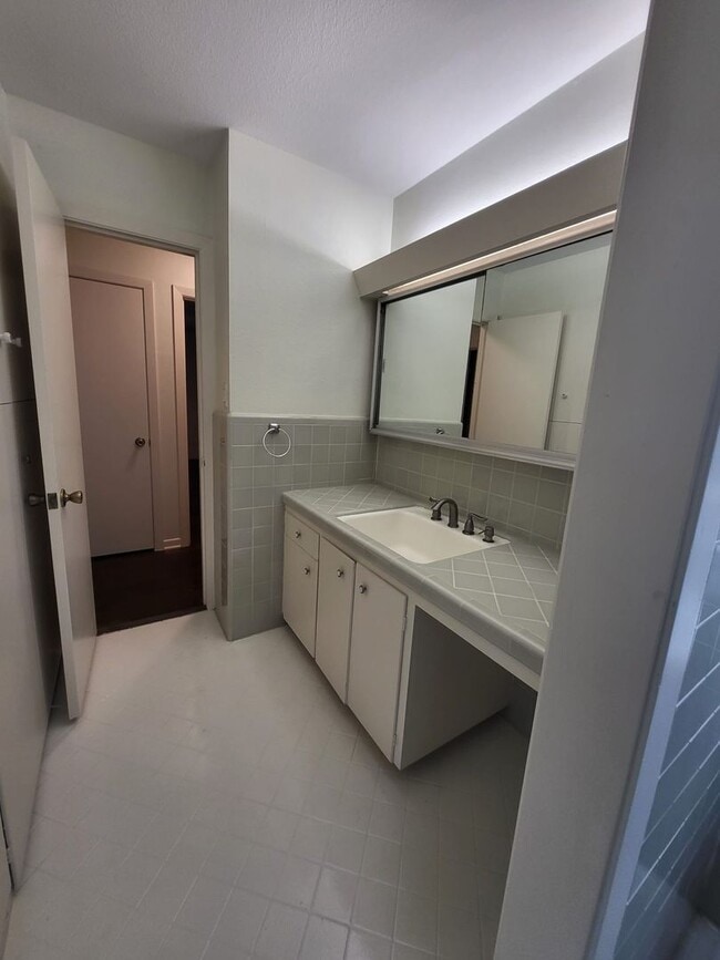 Building Photo - Mid-century home ready for move-in