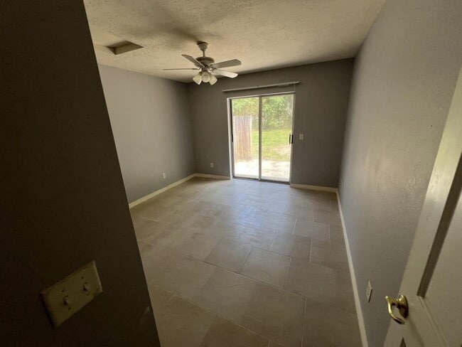 Building Photo - 1091 N Lion Cub Point