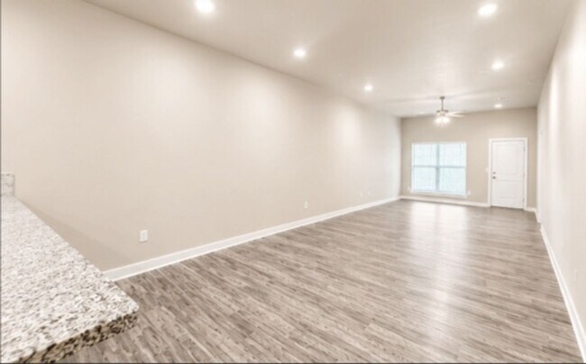 Building Photo - Available JUNE 15TH: Desirable
