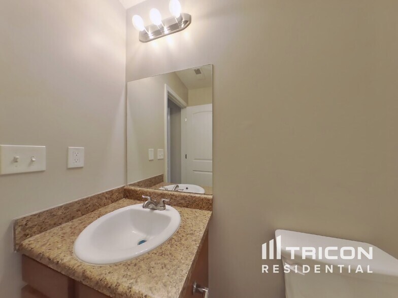 Building Photo - 652 Amberwood Dr