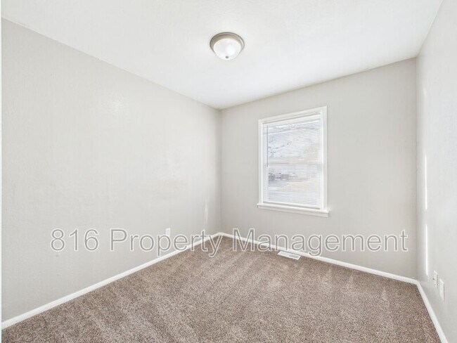 Building Photo - 721 N Rogers St