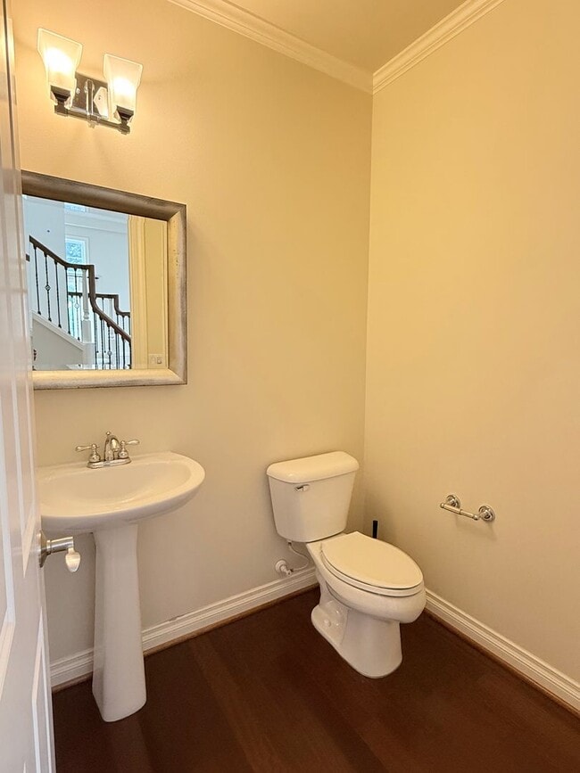 Building Photo - Spacious 5 Bedroom Home with A/C, Den, Waterfall in Prime Kenmore Cul-de-Sac