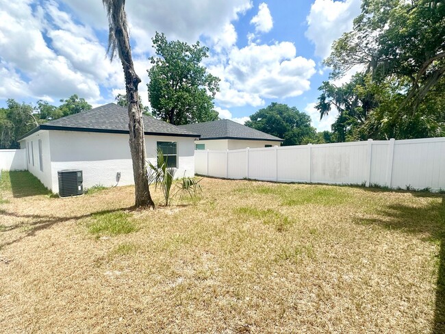 Building Photo - Live smart & stylish in this modern 3BR Eu...
