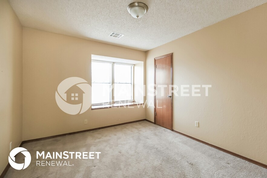 Building Photo - 2425 E Hills Dr