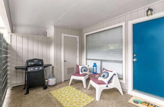 Building Photo - 1200 Mariposa Dr