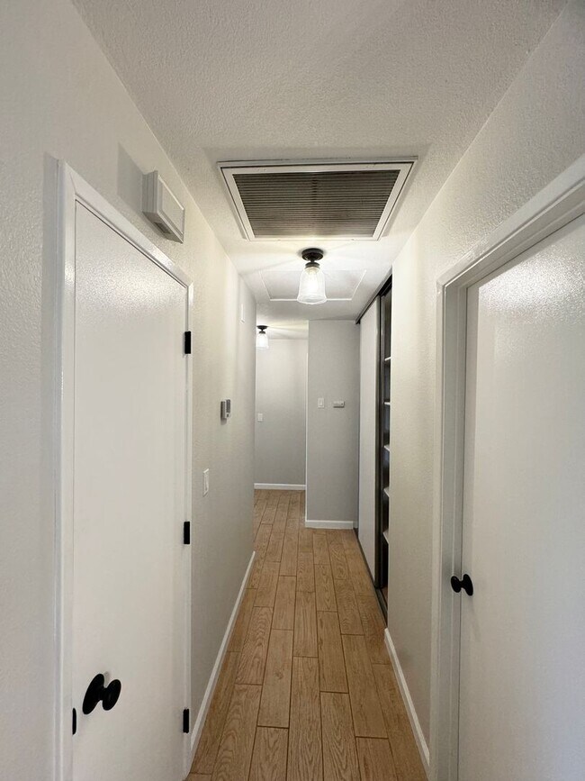 Building Photo - Great Views/3BED 2BATH/SOLAR/Move in ready