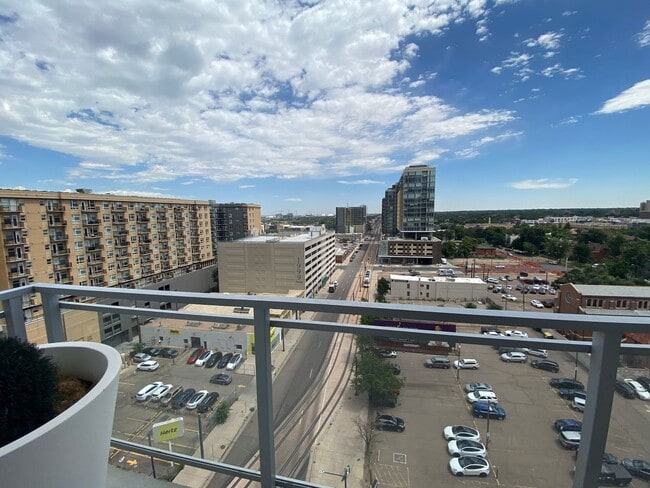 Building Photo - Large 2 bedroom 2 1/2 bath condo at One Li...