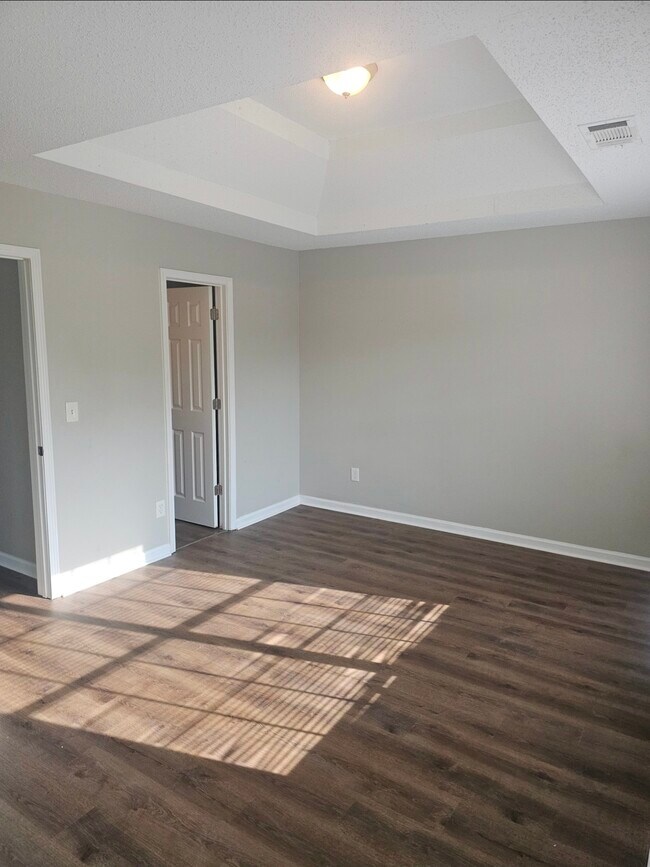 Building Photo - 670 Burtons Cove