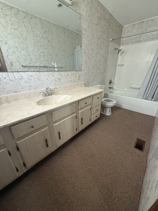 Building Photo - 1230 E 6th Ave