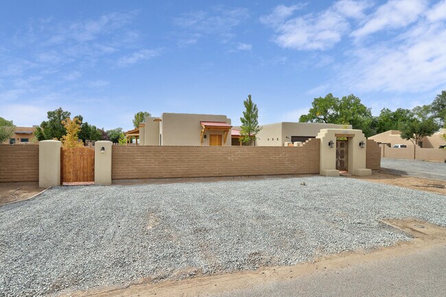 Building Photo - 1020 Ortega Rd NW