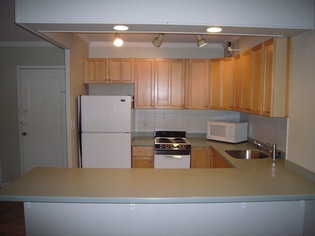 Building Photo - 145 Pinckney St