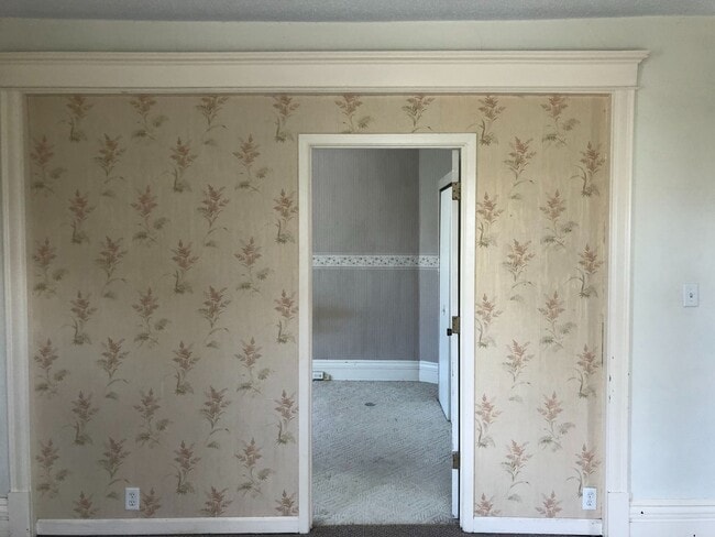 Building Photo - 1st Floor 2 Bedroom Apartment w/ Private Basement - Available July 1st