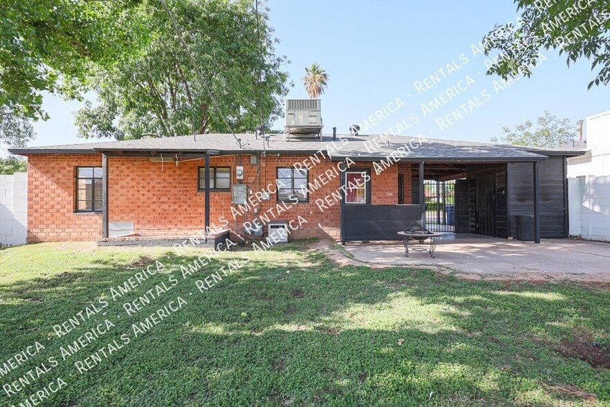 Building Photo - 2911 E Flower St