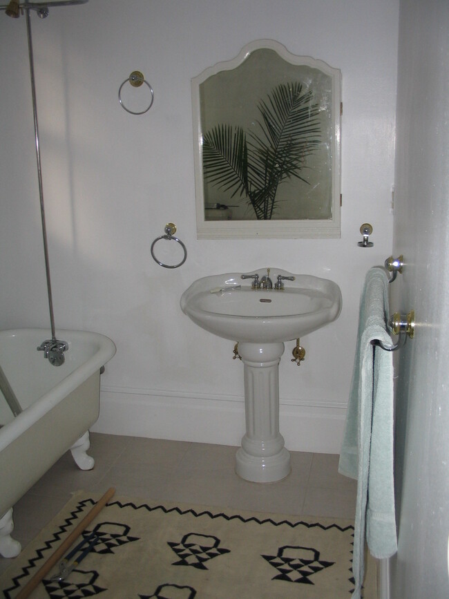 Clawfoot bathtub and shower - 1595 Pacific Ave