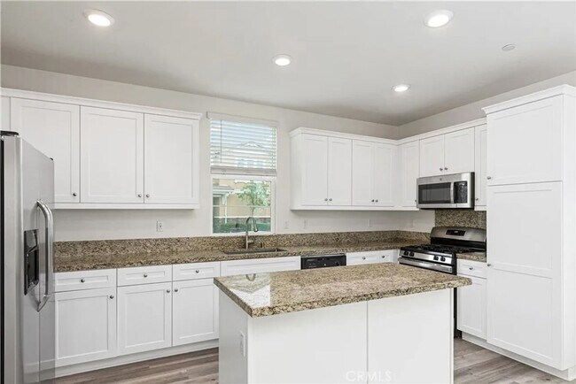 Building Photo - Great 3 bed 3 bath home