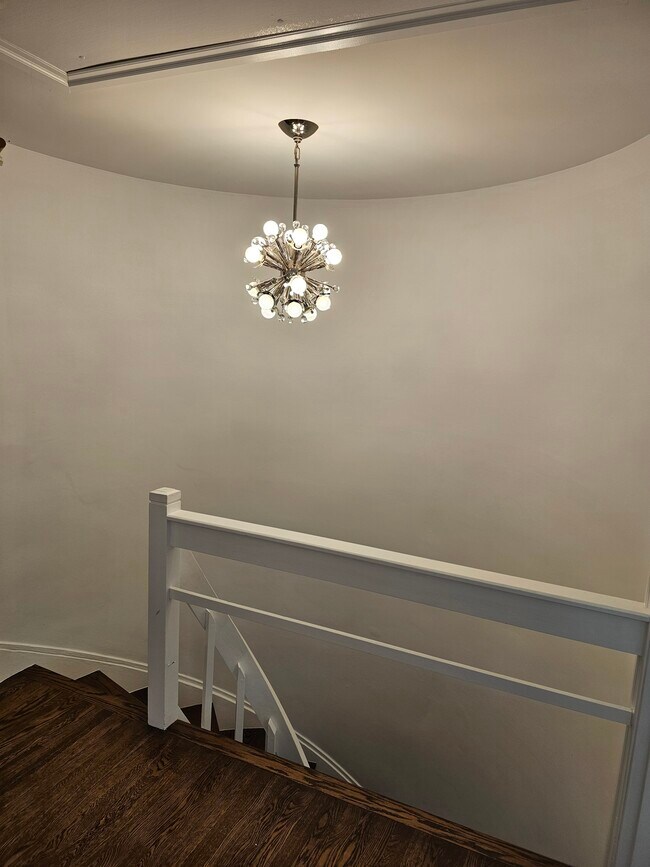 Building Photo - 11 Oak St