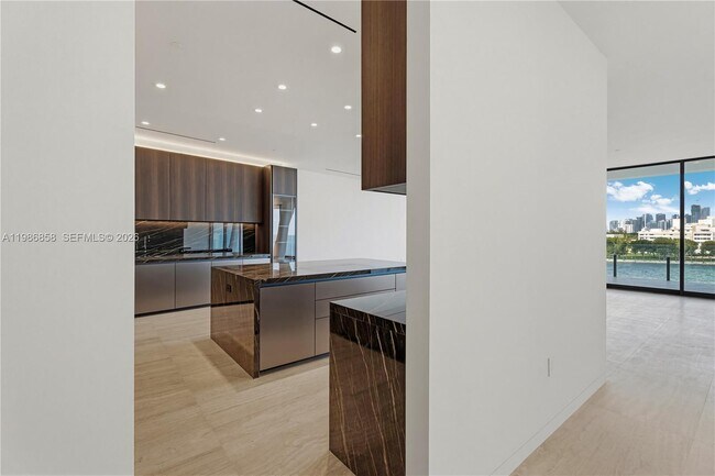 Building Photo - 5 Grove Isle Dr