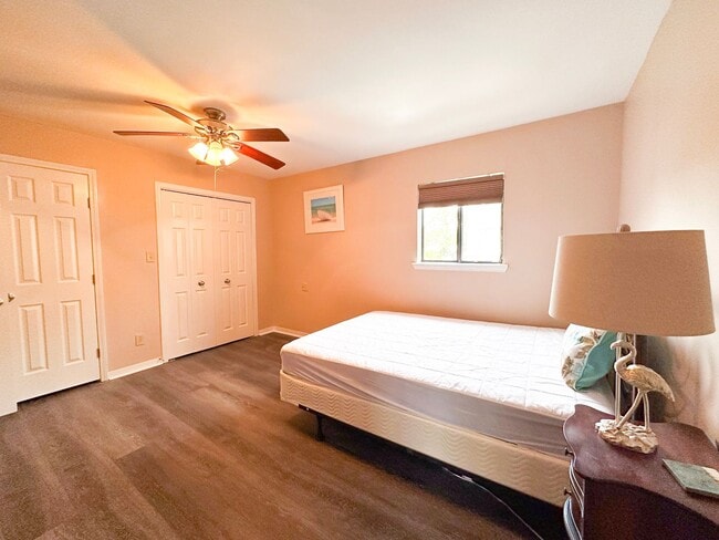 Building Photo - Unfurnished 2 Bedroom Townhome Near the Be...