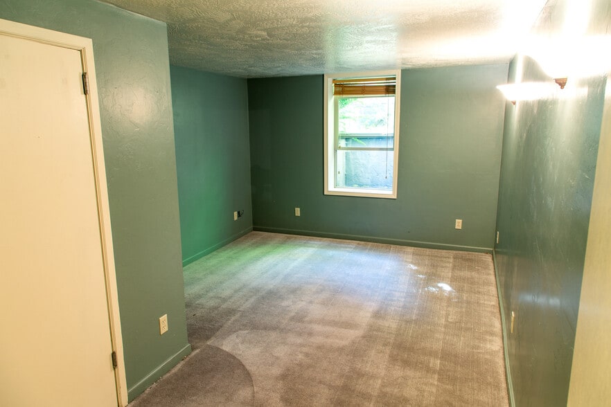 Building Photo - 850 W 11th Ave