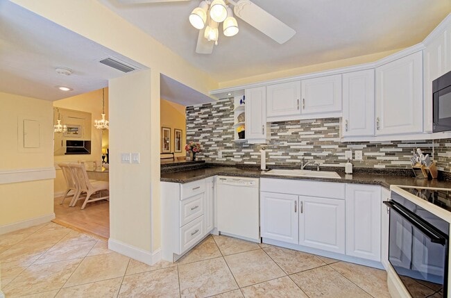 Building Photo - CHARMING PELICAN COVE CONDO!