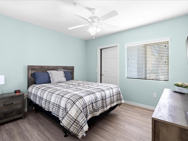 Building Photo - 1295 N Ash St