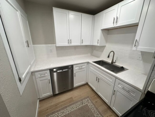 Building Photo - 227 S 6th St